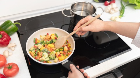 Poilées de légumes sur une plaque à induction.